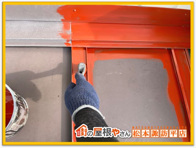 諏訪市アパート屋根塗装　下塗り